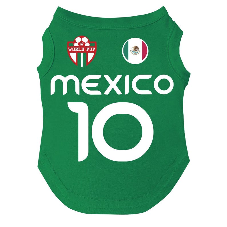 Puede incluir: Camiseta verde para mascotas con la palabra "MEXICO" en letras blancas y el n&uacute;mero "10". Presenta un logotipo de "WORLD PUP" y un emblema circular de la bandera mexicana. La camiseta est&aacute; dise&ntilde;ada para un perro.