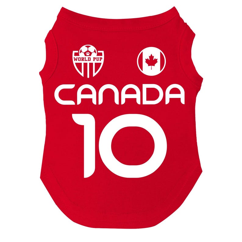 Puede incluir: Camiseta roja para perro con texto y gr&aacute;ficos blancos. La camiseta presenta la palabra "CANADA" y el n&uacute;mero "10". Incluye una bandera canadiense y un logotipo de "WORLD PUP" con un bal&oacute;n de f&uacute;tbol.