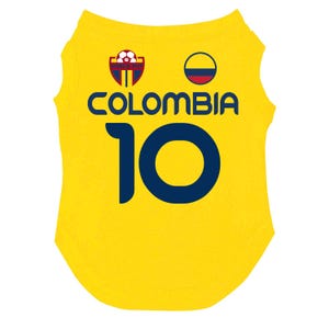 Puede incluir: Camiseta amarilla para mascotas con la palabra "COLOMBIA" en azul marino y el n&uacute;mero "10". La camiseta presenta un peque&ntilde;o emblema con un bal&oacute;n de f&uacute;tbol y los colores de la bandera colombiana. Una forma divertida de mostrar el esp&iacute;ritu de equipo.