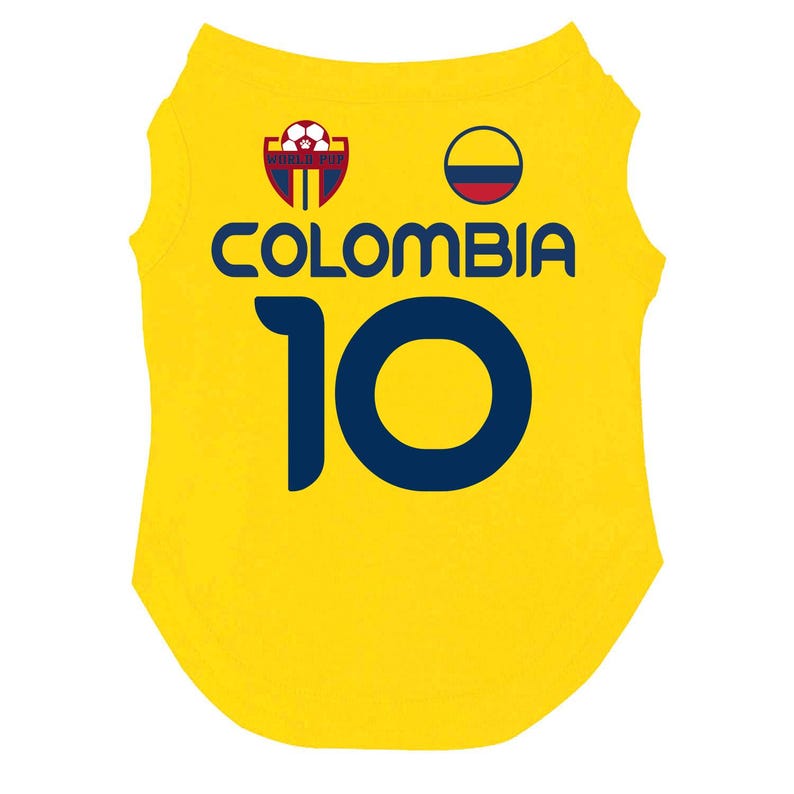 Puede incluir: Camiseta amarilla para mascotas con la palabra "COLOMBIA" en azul marino y el n&uacute;mero "10". La camiseta presenta un peque&ntilde;o emblema con un bal&oacute;n de f&uacute;tbol y los colores de la bandera colombiana. Una forma divertida de mostrar el esp&iacute;ritu de equipo.