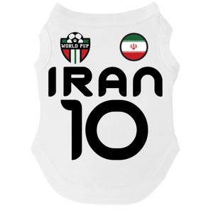 Puede incluir: Camiseta blanca para mascotas con la palabra "IRAN" en letras negras grandes y el n&uacute;mero "10" debajo. La camiseta tiene dos parches circulares, uno con la bandera iran&iacute; y otro con un bal&oacute;n de f&uacute;tbol y las palabras "WORLD PUP".