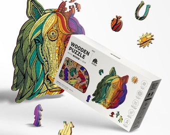 Könnte beinhalten: Ein Holzpuzzle mit einem farbenfrohen Pferdekopf-Design. Das Puzzle besteht aus 140 Teilen und wird in einer weißen Box mit der Aufschrift "Wooden Puzzle" geliefert. Zusätzliche Holzpuzzleteile sind ein Hufeisen, Apfel und Sonne.