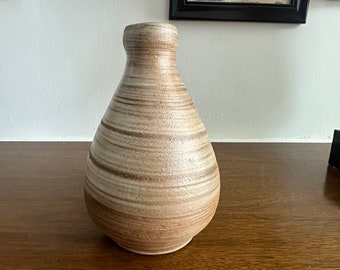 Jarrón pequeño de cerámica hecho a mano