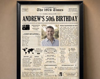 Può includere: Un poster incorniciato in stile giornale intitolato The 1976 Times, con una foto centrale di un uomo, il titolo Andrew's 50th Birthday e varie sezioni che descrivono fatti storici, costo della vita e cultura dell'anno 1976.