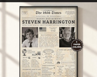 Puede incluir: Un póster de periódico de estilo vintage titulado The 1986 Times, que presenta un homenaje de jubilación personalizado para Steven Harrington. Incluye dos retratos en blanco y negro, hechos históricos y datos de cultura popular de 1986.