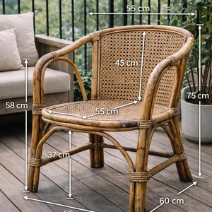 Op de afbeelding: Een natuurlijke rotan fauteuil met een geweven zitting en rugleuning. De stoel is 60 cm breed en diep, 75 cm hoog en 55 cm breed over de rug. De zitting is 55 cm breed. De stoel heeft gebogen armleuningen en poten.