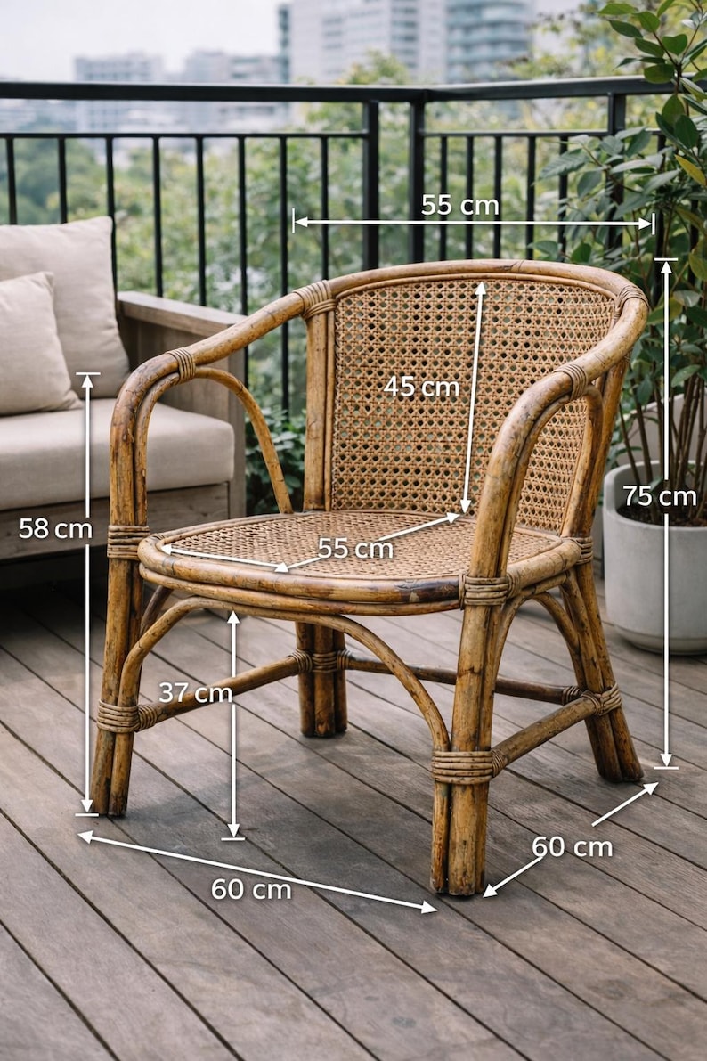 Op de afbeelding: Een natuurlijke rotan fauteuil met een geweven zitting en rugleuning. De stoel is 60 cm breed en diep, 75 cm hoog en 55 cm breed over de rug. De zitting is 55 cm breed. De stoel heeft gebogen armleuningen en poten.