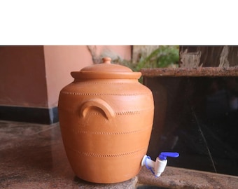 Olla de barro hecha a mano con grifo