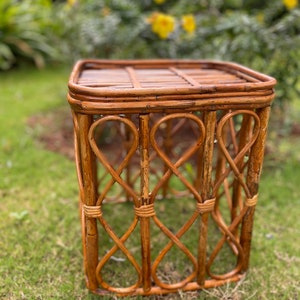 Taburete de caña hecho a mano: soporte para plantas y mesita de noche versátiles