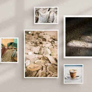 Peut inclure: Une collection de photos encadrées représentant différentes étapes de la production du café. Une photo montre des sacs de jute de grains de café, une autre montre un tas de sacs de jute, une autre montre des grains de café en cours de traitement et la dernière photo montre une tasse de café.