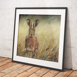 Könnte beinhalten: Ein Gemälde eines braunen Hasen, der in einem Feld mit hohem Gras steht. Der Hase schaut den Betrachter direkt an, die Ohren aufgestellt. Der Hintergrund ist ein sanftes Grün und Gelb.