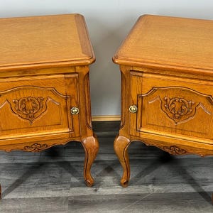 Pair of Vintage French Oak Nightstands – Louis XV Style Bedside Tables – Antique Wooden Side Cabinets – Elegant Bedroom Furniture – Lot 3767