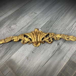 Antiker französischer vergoldeter Giebel | Applikation Architekten Bergung | Blattgold Wandschmuck | Möbelleiste im Rokoko-Stil | Lot 4163