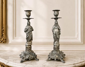 Par de candelabros de estilo francés vintage con diseño figurativo. Lote 6471.