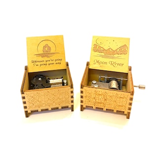 Caixa de música de madeira Moon River | Versão de corda e manivela | Gravação personalizada | Presente perfeito para seus entes queridos