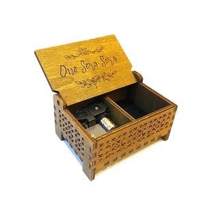 Que Sera Sera | Wind-up & Hand-crank Music Box | Custom Engraving | Compartment for Small Keepsakes | Perfect Gift for Your Loved Ones