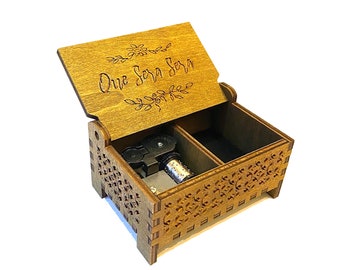 Que Sera Sera | Wind-up & Hand-crank Music Box | Custom Engraving | Compartment for Small Keepsakes | Perfect Gift for Your Loved Ones