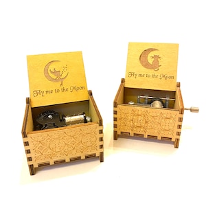 Caixa de música de madeira Fly Me to the Moon | Versão com corda e manivela | Gravação personalizada | Presente perfeito para quem você ama