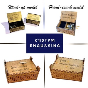 Puede incluir: Cuatro cajas de m&uacute;sica de madera con opciones de grabado personalizado. Dos cajas est&aacute;n abiertas, revelando los mecanismos internos. Las dos cajas superiores est&aacute;n etiquetadas como "Modelo de cuerda" y "Modelo de manivela". Las dos cajas inferiores tienen el texto "Su mensaje personalizado aqu&iacute;" grabado en la parte superior. Las cajas son todas marrones con dise&ntilde;os intrincados.