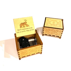 Baby Mine | Hölzerne Spieluhr | Handkurbel-Version | Individuelle Gravur | Geschenkbox + Geschenkkarte | Perfektes Geschenk für Ihre Lieben