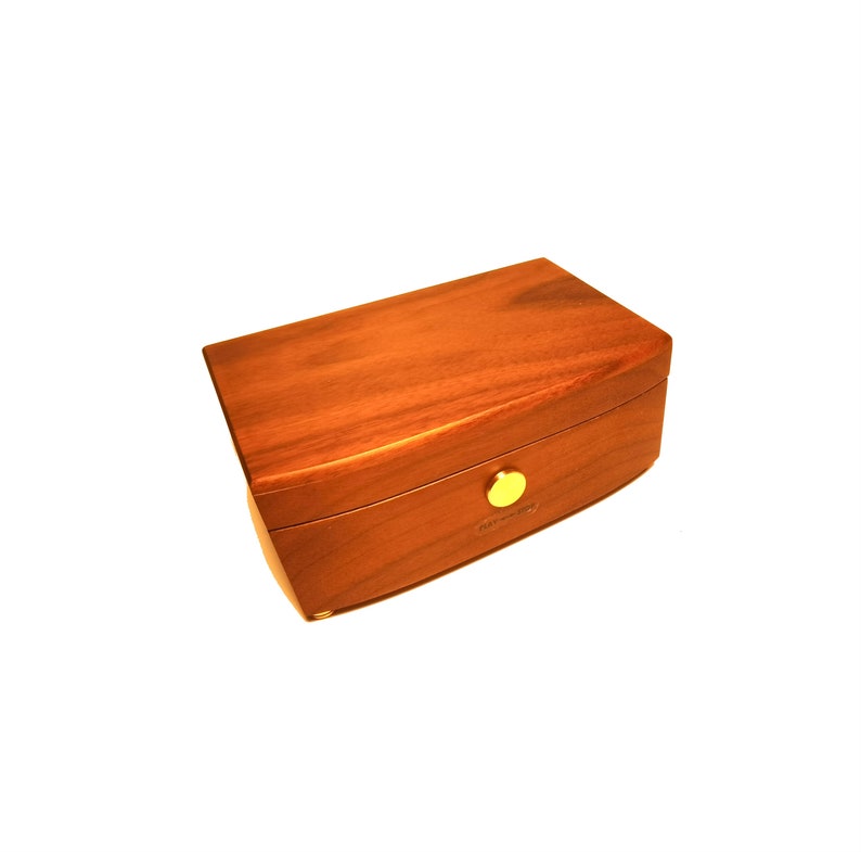 Puede incluir: Una caja de madera con una tapa curva y un cierre dorado. La caja est&aacute; hecha de madera oscura con un acabado liso.
