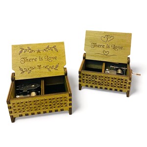 Dort gibt es Liebesspieluhr | Handkurbel Version | Individuelle Gravur | Fach für kleine Andenken | Geschenk für Ihre Lieben