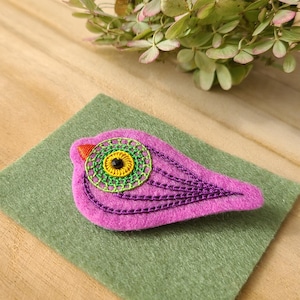 Hand-embroidered bird brooch – handcrafted jewelry for women - Les Amis Imaginaires by Gallaizig