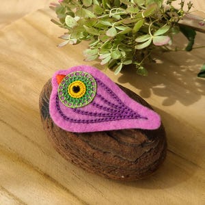 Spilla a forma di uccello ricamata a mano – gioielli artigianali per donna - Les Amis Imaginaires di Gallaizig