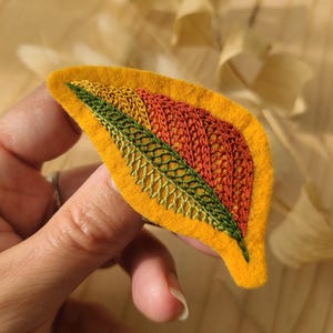 Handcrafted and hand-embroidered brooch - jewelry and gift for women - Les Amis Imaginaires by Gallaizig