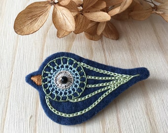 Broche oiseau brodée à la main – bijou artisanal pour femme - Les Amis Imaginaires by Gallaizig