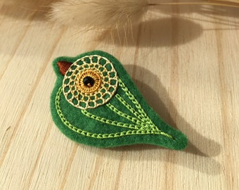 Broche oiseau brodée à la main – bijou artisanal pour femme - Les Amis Imaginaires by Gallaizig