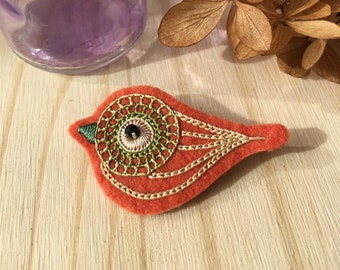 Broche oiseau brodée à la main – bijou artisanal pour femme - Les Amis Imaginaires by Gallaizig