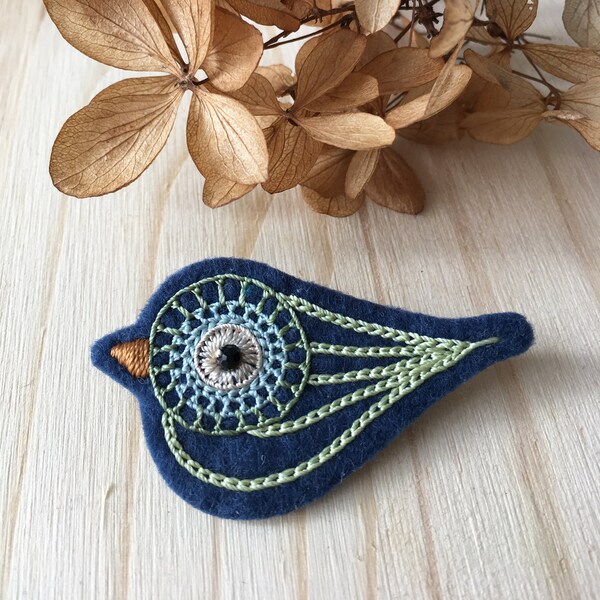 Broche pájaro bordado a mano – joyería artesanal para mujer - Les Amis Imaginaires by Gallaizig