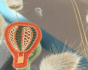 Broche montgolfière, brodée à la main, ‘Alizée’ – bijou artisanal – Les Amis Imaginaires by Gallaizig