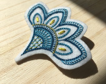 Hand embroidered brooch, ‘Léa’ – artisan jewelry for women – Les Amis Imaginaires by Gallaizig