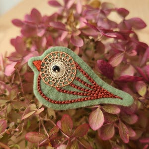 Hand-embroidered bird brooch – handcrafted jewelry for women - Les Amis Imaginaires by Gallaizig