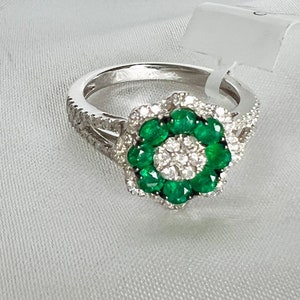 Fleur d’émeraude en or blanc massif 14 carats avec bague en diamants