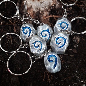 Llavero Hearthstone hecho a mano, colgante de mochila de arcilla polimérica
