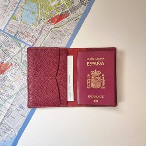 Portapassaporto personalizzato, Portapassaporto in pelle per uomo e donna, Portapassaporto in pelle minimalista, Regalo personalizzato per viaggiatori.