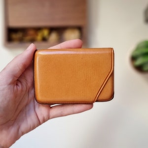 havana leather cardholder for men with elegant and minimalist design.