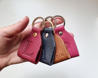 Custom leather keyring as gift for women, Personalized leather keychain, Small keychain with your name, Keyring as mothers day gift idea.