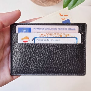 Kleiner Leder Kartenhalter für Frauen, Personalisierter Echtleder Kartenhalter mit Initiale, Minimalistischer Leder Geldbeutel für Karten und Tickets.