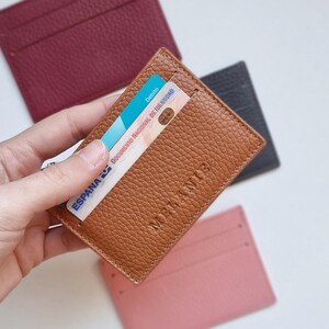 Cartera de piel minimalista y fina, Tarjetero con monograma, Cartera pequeña de piel para mujer, Tarjetero de piel personalizado con inicial. imagen 8