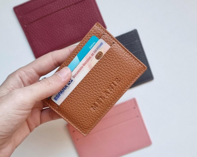 Cartera de piel minimalista y fina, Tarjetero con monograma, Cartera pequeña de piel para mujer, Tarjetero de piel personalizado con inicial. imagen 8