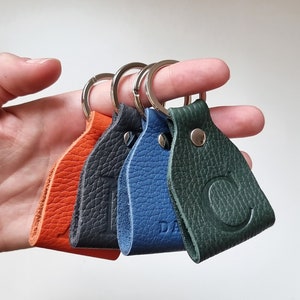 Personalisierter Leder Schlüsselanhänger mit Ihrem Namen, Personalisierter Schlüsselanhänger aus Leder als Geschenk für Frau, Kleiner Schlüsselanhänger, Schlüsselanhänger Geschenk mit Initial.