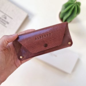 Leren zonnebrillenkoker met clip, monogram brillenkoker, brillenhouder voor cadeau, handgemaakte brillenkoker gemaakt van zacht leer.