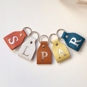 Custom leather keyring as gift for mothers day, personalized leather key chain with your initial, keychain as mothers day gift