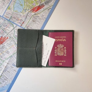 Aangepaste paspoorthouder, leren paspoorthouder voor mannen, minimalistische leren paspoorthoes, gepersonaliseerd cadeau voor reizigers.