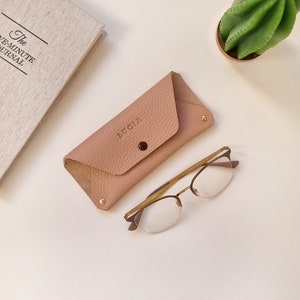 Zonnebriletui met clip, brillenkoker voor cadeaus, leren brillenkoker gepersonaliseerd met naam, zachte brillenkoker met monogram.