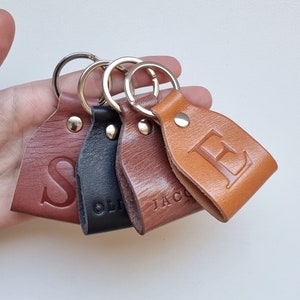 Chaveiro de couro personalizado para homens, chaveiro de couro genuíno com inicial, chaveiro com monograma para ele como presente.
